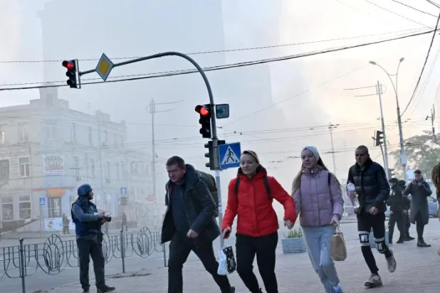 
ساکنان کی یف در حال فرار دوشنبه پس از حمله پهپادی به این شهر (فرانس پرس)