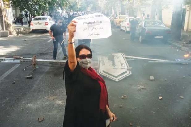 إيرانية خلال احتجاج على مقتل مهسا أميني في طهران مطلع أكتوبر الحالي (أ.ب)