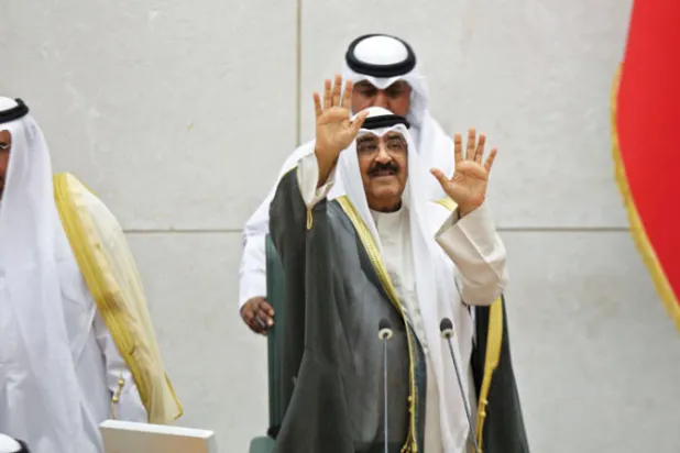 ولي العهد الكويتي الشيخ مشعل الأحمد الجابر الصباح يحيي الحضور في مجلس الأمة، أمس (أ.ف.ب)