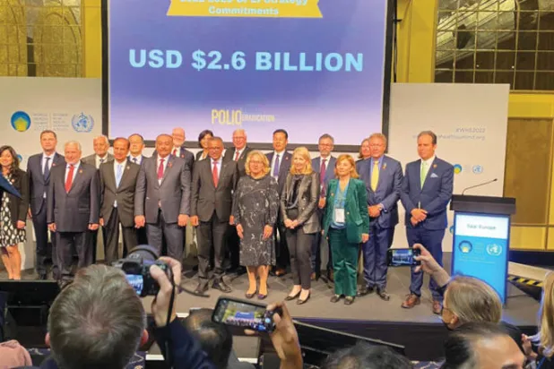 صورة جماعية تضم المانحين بينهم مدير مركز الملك سلمان عبد الله الربيعة ومدير منظمة الصحة العالمية تيدروس غبرييسوس ووزيرة الدولة بشؤون الاقتصاد والتنمية سفينيا شولتسه (الشرق الأوسط)