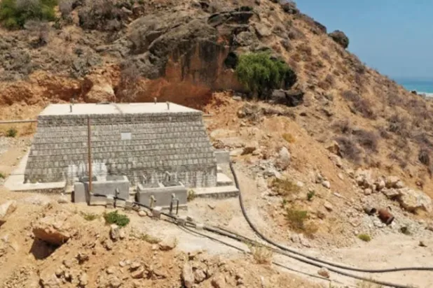 خزان لتجميع مياه الأمطار في منطقة حوف اليمنية التابعة لمحافظة المهرة (البنك الدولي)