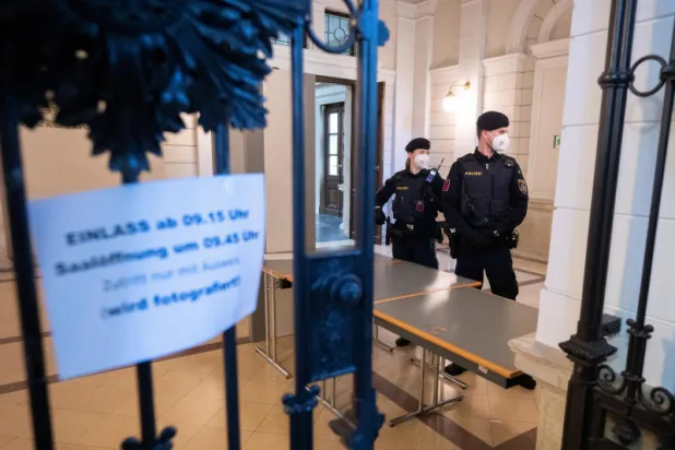 ضباط شرطة يقفون عند مدخل المحكمة الجنائية بالعاصمة فيينا قبل بدء المحاكمة ضد من يشتبه في أنهم متواطئون مع الهجوم الارهابي نوفمبر 2020  (د.ب.أ)