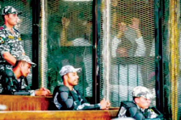 Mısır'daki Müslüman Kardeşler liderlerinin daha önce görülen davaları sırasında mahkeme salonundan bir kare (AFP)