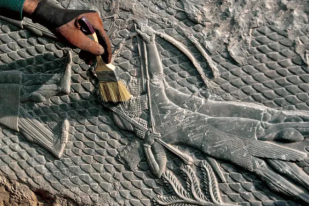 إحدى الجداريات المكتشفة في الموصل أمس (أ.ف.ب)