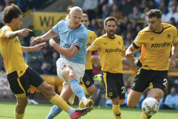 هالاند أصبح سبباً رئيسياً لمشاكل المدافعين في الدوري الإنجليزي (أ.ب)