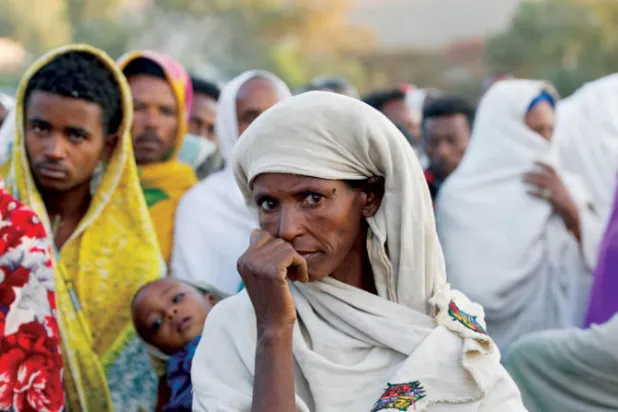 صورة أرشيفية لمواطنين ينتظرون الحصول على مساعدات غذائية في منطقة تيغراي في مارس 2021 (رويترز)