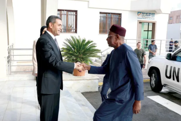 صورة وزعتها مفوضية الانتخابات الليبية لاجتماع رئيسها مع المبعوث الأممي في طرابلس