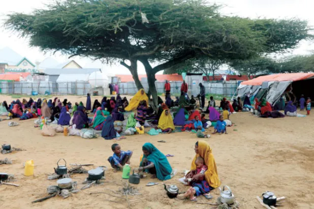عائلات متضررة من الجفاف المتفاقم في الصومال في مخيم للنازحين بضواحي مقديشو في 23 سبتمبر (رويترز)