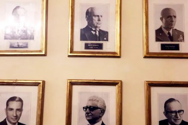 صورة الديكتاتور الفاشي بينيتو موسوليني (وسط-أعلى) في مقر وزارة الصناعة الإيطالية (إ.ب.أ)