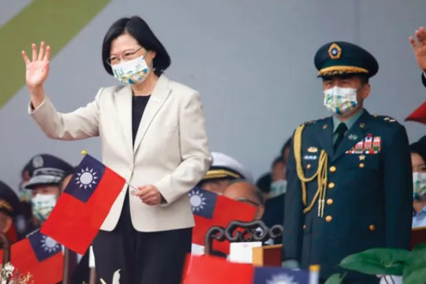 تائیوان کی صدر تسائی انگ وین 10 اکتوبر کو قومی دن کے موقع پر صدارتی محل کے سامنے (ای.پی.اے)