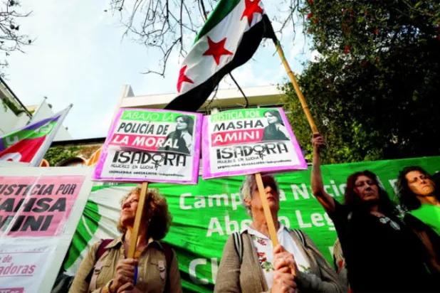 من مظاهرة أمام السفارة الإيرانية في بوينس آيرس تضامناً مع الشعبين الإيراني والسوري (رويترز)