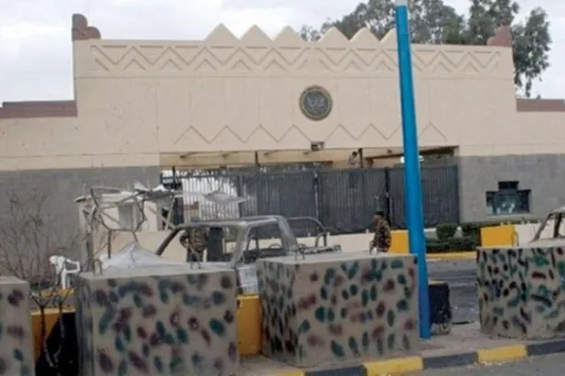 امریکی سفارت خانے کے احاطے کے گیٹ کا ایک منظر دیکھا جا سکتا ہے جس پر حوثیوں نے گزشتہ سال صنعا میں دھاوا بولا تھا اور مقامی ملازمین کو گرفتار کر لیا تھا (ٹویٹر)