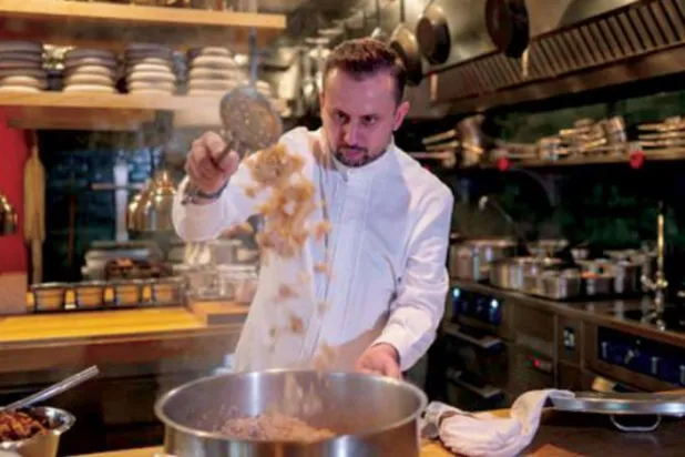 İstanbul’daki Rumelihisarı İskele Restoranı Şefi Nuri Soysal (AFP)