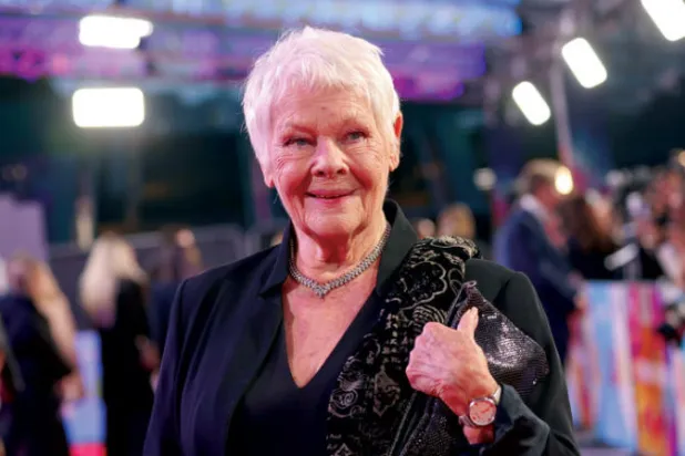 جودي دنش تطالب «نتفليكس» بتوضيح أن أحداث مسلسل «ذا كراون» لا تمثل الحقيقة (أ.ب)