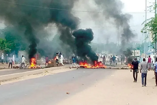 سحب الدخان تتصاعد خلال احتجاجات تطالب بتنحي الرئيس في العاصمة التشادية نجامينا أمس (رويترز)