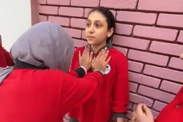 مقطع من فيديوهات مصورة منتشرة على "فيسبوك" لطالبات يرتدين الزي المدرسي خلال "تحدي الموت"