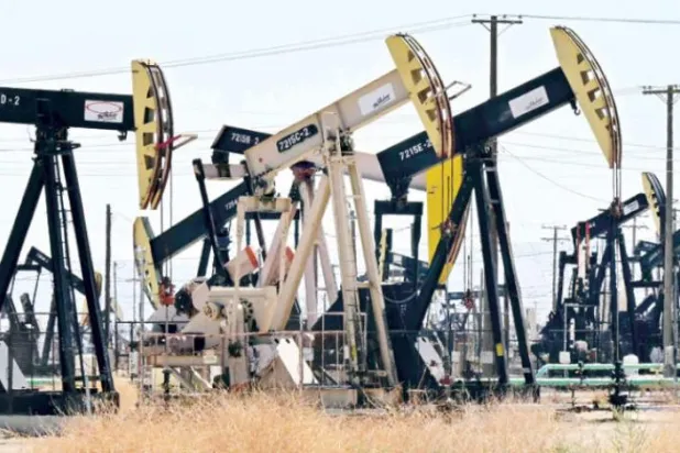 امریکی ذخائر میں کمی تیل کی قیمتوں میں اضافے کی حمایت کرتی ہے اور ذخائر سے انخلا اس پر دباؤ ڈالتا ہے (اے ایف پی)