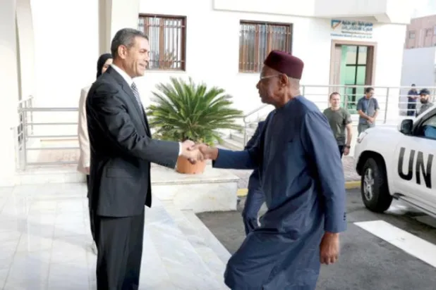 طرابلس میں اقوام متحدہ کے ایلچی کے ساتھ لیبیا کے الیکشن کمیشن کے سربراہ کی ملاقات کی تقسیم کی گئی تصویر