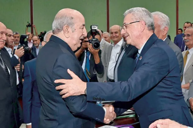 الرئيس تبون خلال استقباله مصطفى البرغوثي أثناء احتضان الجزائر لقاء المصالحة بين الفصائل الفلسطينية في 12 أكتوبر الماضي (أ.ف.ب)