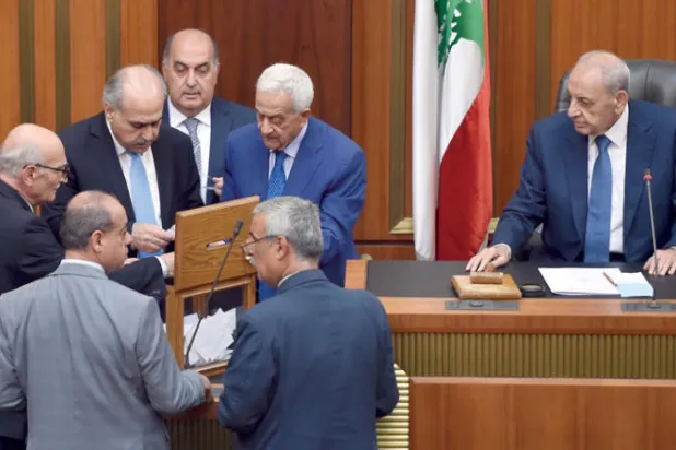 الرئيس نبيه بري يُشرف على عدّ أصوات النواب خلال جلسة أمس (إ.ب.أ)
