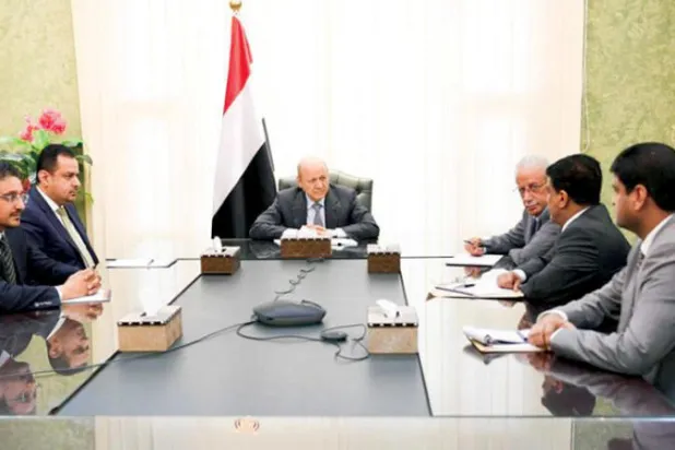 رئيس مجلس القيادة الرئاسي اليمني لدى عقده في عدن الخميس اجتماعاً لبحث تعزيز مخزون الوقود لليمن (سبأ)