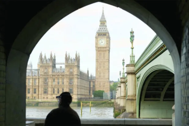 يسعى البريطانيون لعبور النفق الاقتصادي المظلم باتباع مناهج تقشف مرتجلة في وقت بلغت فيه الديون الحكومية حداً قياسياً (رويترز)