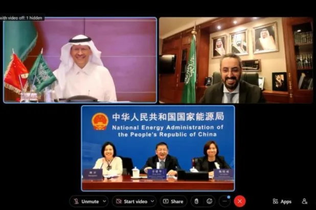 الأمير عبد العزيز بن سلمان وزير الطاقة السعودي عبر الاتصال المرئي بجانغ جيان هوا؛ مسؤول الطاقة الوطنية في الصين (واس)