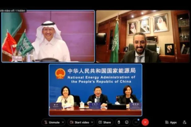 شاهزاده عبد العزیز بن سلمان وزیر انرژی سعودی در جلسه ویدئو کنفرانس با ژانگ جیان هوا رئیس اداره ملی انرژی چین (واس)
