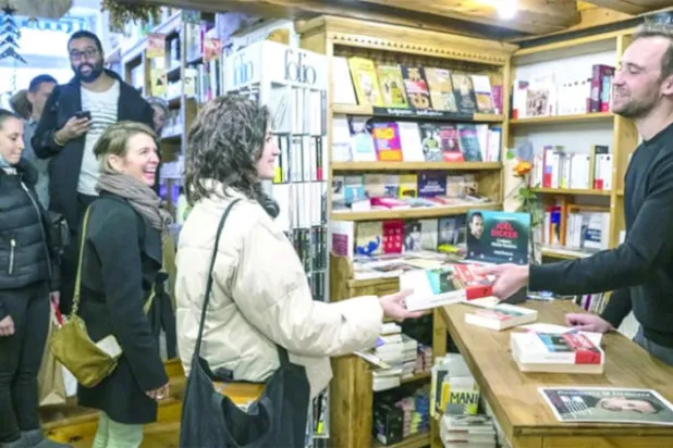 جويل ديكر لدى إصداره روايته «قضية ألاسكا ساندرز» (مكتبة كيستون)