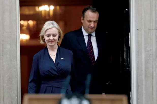 نخست وزیر بریتانیا و همسرش در بیرون مقر اقامت قبل از اعلام استعفا در بیرون محل اقامتشان (آژانس عکس اروپا)
 