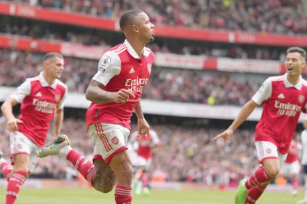 مهاجم آرسنال البرازيلي جيسوس (وسط) يشكل خطورة هائلة على مرمى المنافسين (أ.ب)