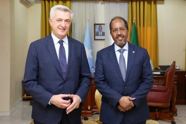 الرئيس الصومالي حسن شيخ محمود مستقبلاً المفوض السامي للأمم المتحدة لشؤون اللاجئين فيليب غراندي (وكالة الأنباء الصومالية)