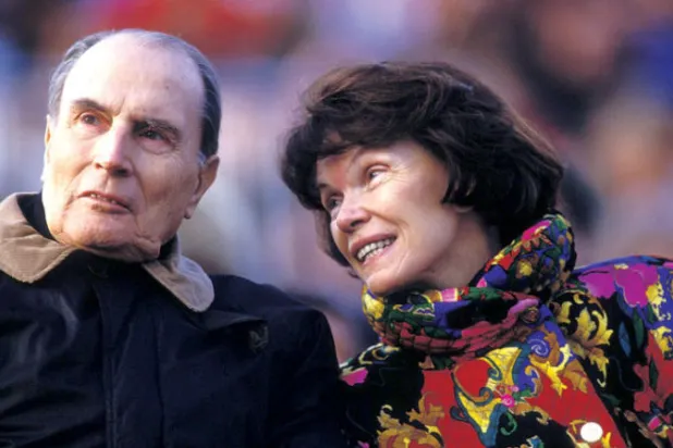 فرانسوا ميتران وزوجته دانيال ميتران في حفل افتتاح أولمبياد ألبيرفيل 8 فبراير 1992 (غيتي)