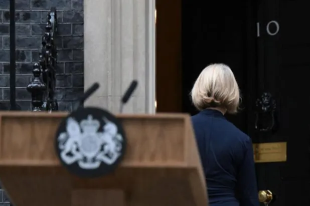 گزشتہ روز اپنے استعفیٰ کا اعلان کرنے کے بعد ٹیرس "10 ڈاؤننگ سٹریٹ" کے صدر دفتر میں داخل ہو رہی ہیں (اے ایف پی)