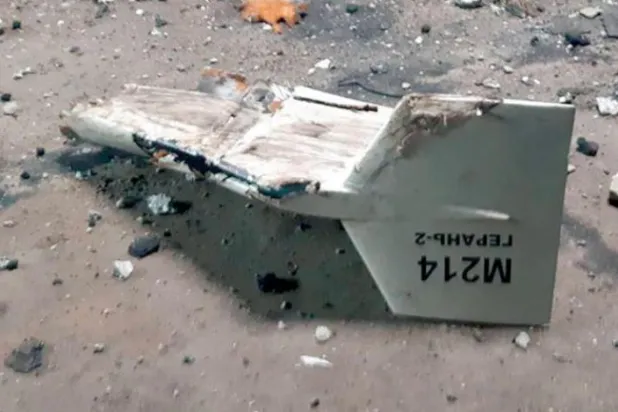 کیف کے قریب مار گرائے جانے والے ڈرون کی باقیات، جس کے بارے میں یوکرینی حکام کا کہنا ہے کہ یہ ایرانی ساختہ ہے (اے پی)