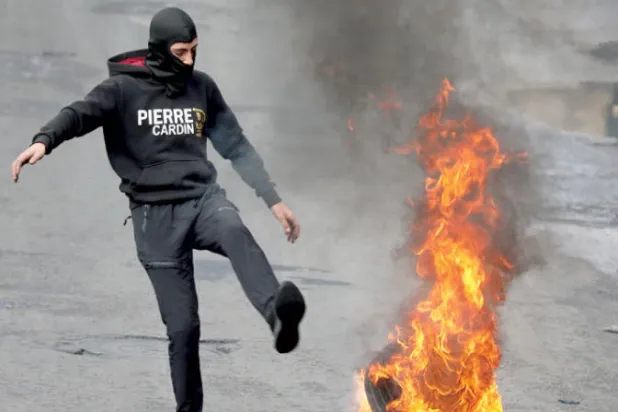 جانب من احتجاجات الفلسطينيين في الخليل بالضفة الغربية أمس (إ.ب.أ)