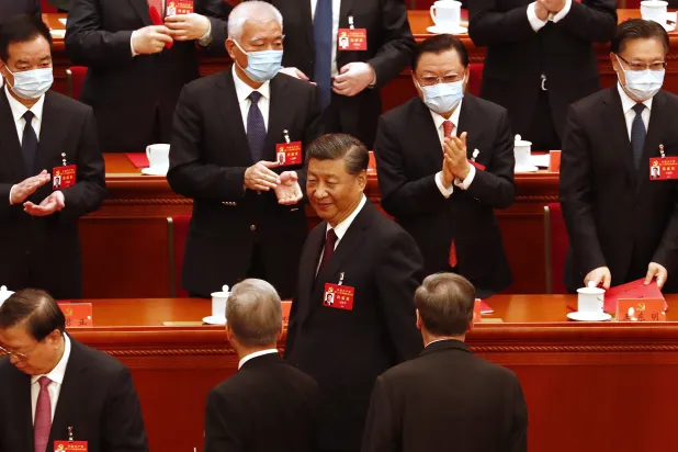 الرئيس الصيني شي جينبينغ يمر وسط مندوبي الحزب الشيوعي الحاكم في ختام المؤتمر العشرين للحزب (إ.ب.أ)