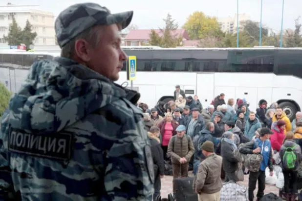 اس شہر سے شہریوں کے انخلاء کے طور پر کھیرسن سے بے گھر ہونے والے لوگوں کو کل قرم پہنچتے ہوئے دیکھا جا سکتا ہے جہاں سے یوکرائنی فورسز قریب ہو رہی ہے (اے ایف پی)