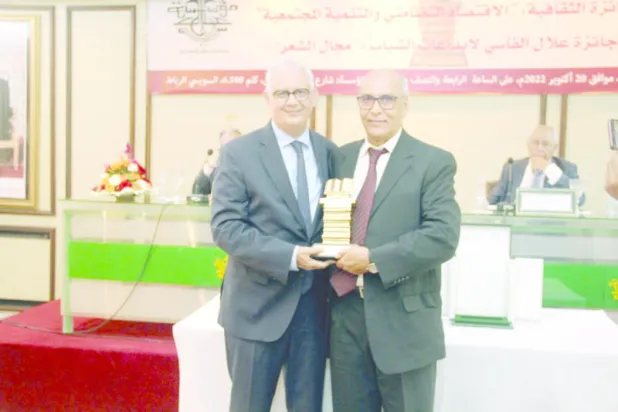 نزار بركة مع المصطفى بوشفرة الفائز بالجائزة الثقافية