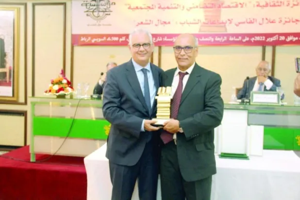 نزار بركة مع المصطفى بوشفرة الفائز بالجائزة الثقافية