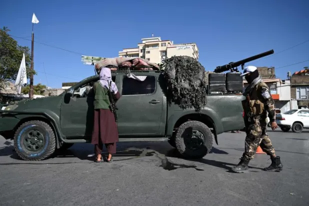 عناصر من حركة «طالبان» يقطعون طريقاً في كابل (أ.ف.ب)