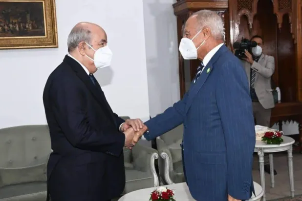 الرئيس الجزائري خلال استقباله الأمين العام لجامعة الدول العربية في إطار الاستعداد للقمة العربية (حساب جامعة الدول العربية على تويتر)