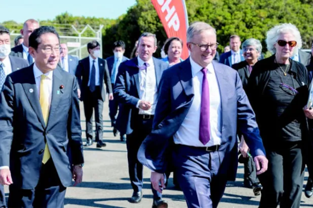 رئيسا الوزراء الأسترالي والياباني يزوران منشأة للغاز في بيرث (رويترز)