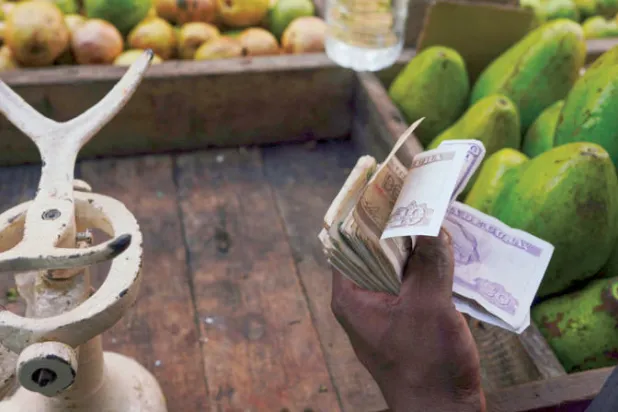 الأزمة المعيشية الأسوأ منذ 30 عاماً تدفع الكوبيين إلى الهرب من بلادهم (رويترز)