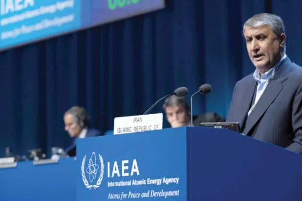 رئيس منظمة الطاقة الذرية الإيرانية محمد إسلامي في مؤتمر بمقر الوكالة الدولية للطاقة الذرية الشهر الماضي (أ.ف.ب)