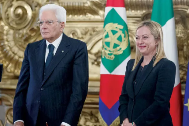 رئيس إيطاليا برفقة رئيسة الوزراء جيورجيا ميلوني في روما أمس (د.ب.أ)