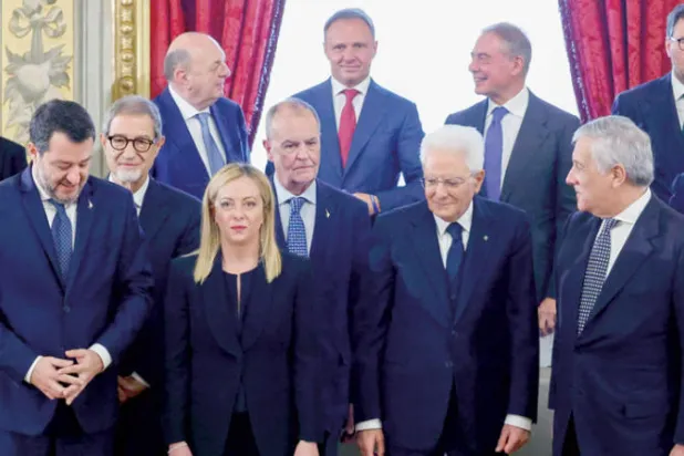 ميلوني تتوسّط وزراء حكومتها الجديدة في روما أمس (إ.ب.أ)