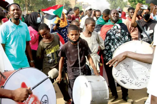 جانب من «موكب 21 أكتوبر» في الخرطوم المطالب بالحكم المدني (أ.ف.ب)