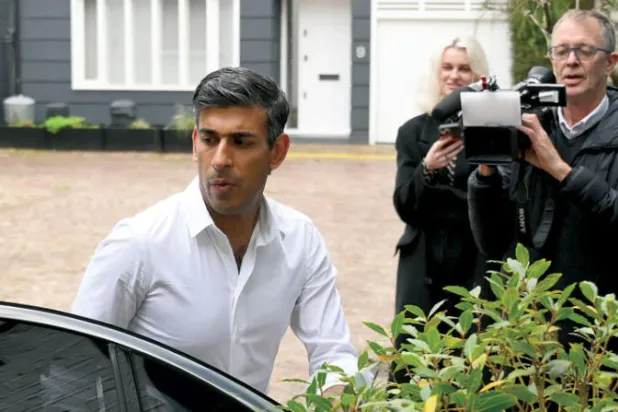 سوناك يصل إلى منزله في لندن أمس (أ.ف.ب)