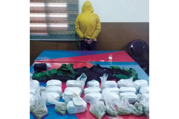 صورة نشرها الجيش اللبناني في «تويتر» لموقوف ومخدرات ضبطها في أثناء إحدى مداهماته